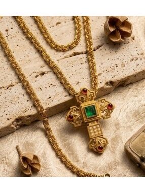 1994 ELIZABETH TAYLOR AVON GOLDTONE RUBY CABOCHON KATHARINA CROSS BROOCH PENDANT